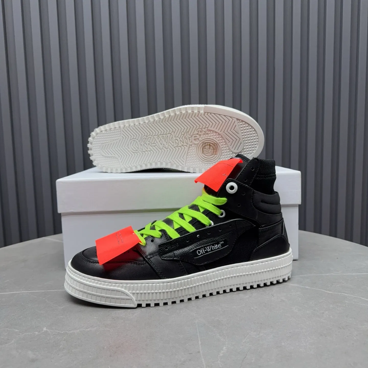 Men's shoes💰740 OFF WHITE ⚡️Couple style⚡️The latest spring style street casual shoes, released with the highest quality version on the market👊Series original mold opening, original lasting, production technology 1:1 original version➰🔜The best choice for more and more celebrities and Internet celebrities🔸In the classics Changes in the code🔸Innovate in the trend🔸Strive to break away from the shackles of bad street design🔝Although he is not the originator of fashion design, he is definitely a shining dark horse in avant-garde design🐴🆙Do not follow the trend🔅Not universal beauty🔅 Fabric💯First-layer cowhide Lining💯Imported skin-friendly and environmentally friendly polyester mesh Foot pads💯Original molded high-elastic environmentally friendly molding pads Midsole💯Made with original last-last technology Outsole💯Rubber outsole Packaging💯Official website synchronizes full set of packaging (brand wrapping paper, brand certificate, brand cloth bag) Code numbers 35-44, 45 46 Customized